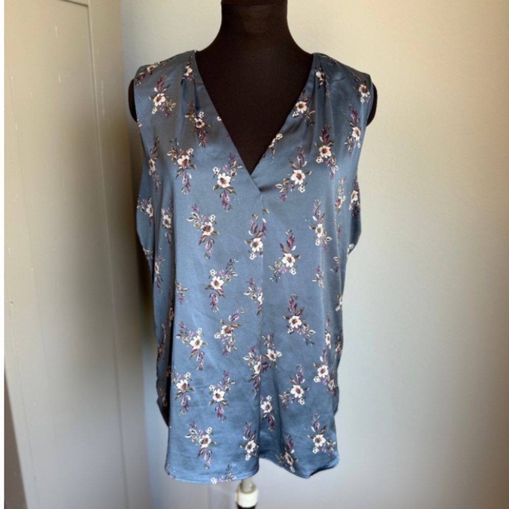 White House Black Market Floral Sleeveless Top - Size 10  / Blue